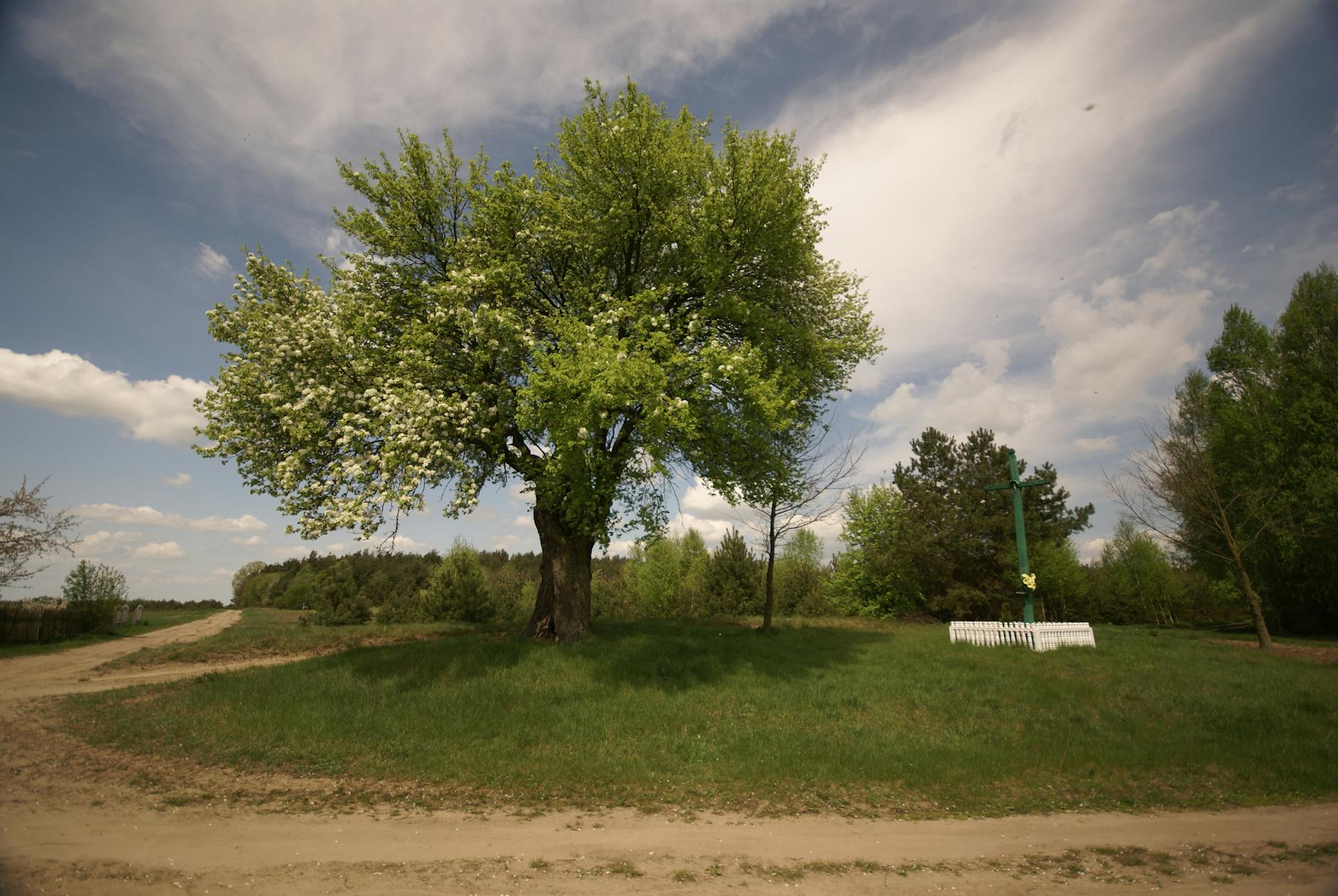 Ilustracja przedstawiająca odnowiony zabytkowy budynek w Łódzkiem, symbolizujący dofinansowanie zabytków Łódzkie