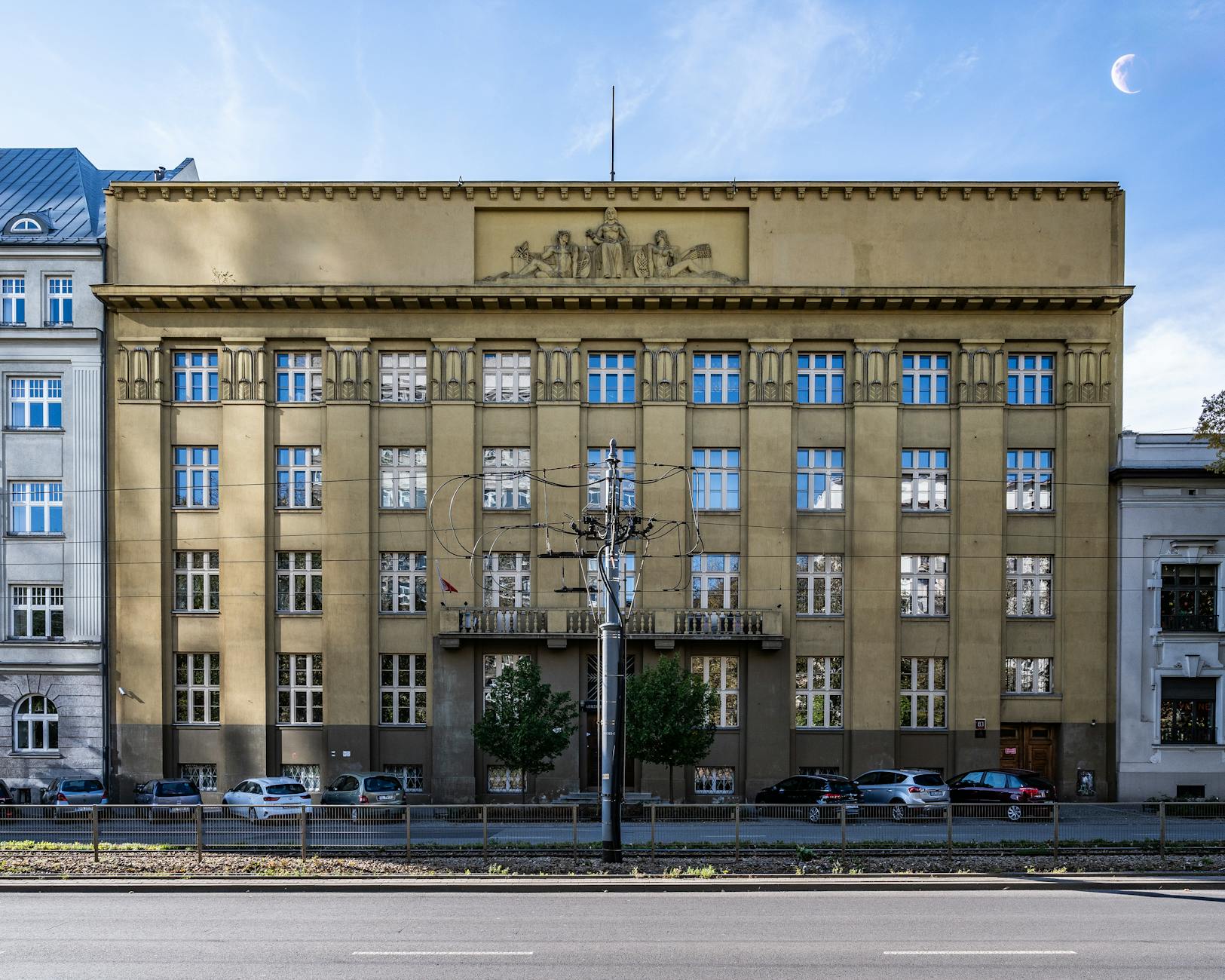 Collage przedstawiający historyczną pocztówkę Łodzi i scenę z spektaklu baletowego "Żywioły"