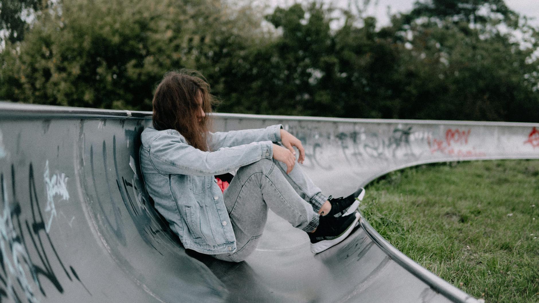 Nowoczesny plac zabaw w Łodzi z bezpiecznymi urządzeniami dla dzieci, symbolizujący bezpieczeństwo dzieci i rozwój miejskiej infrastruktury.