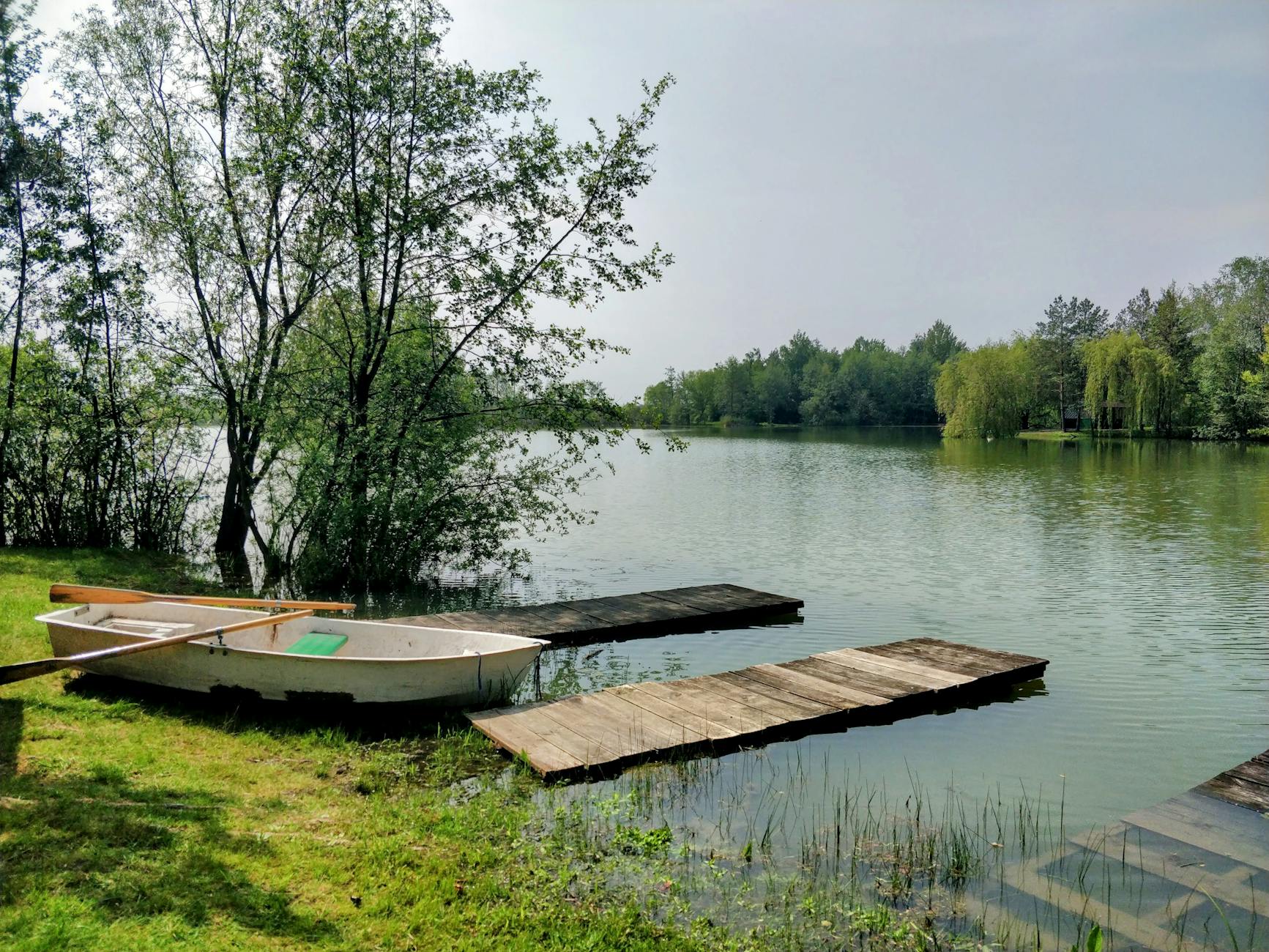 Dzieci wykonujące hejnał Łodzi na rynku Manufaktury oraz kwitnący skwer w Łodzi, ilustrujące wydarzenia kulturalne i przyrodnicze w mieście.