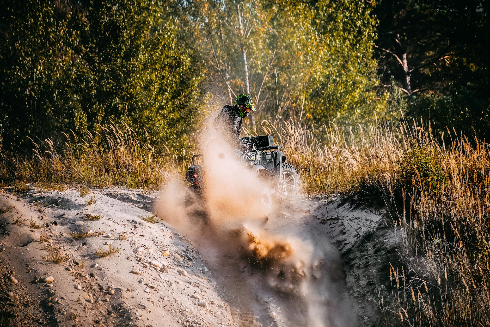 Ilustracja przedstawiająca połączenie piłki nożnej i supersamochodów w Łodzi, symbolizująca sport i motoryzację w mieście.