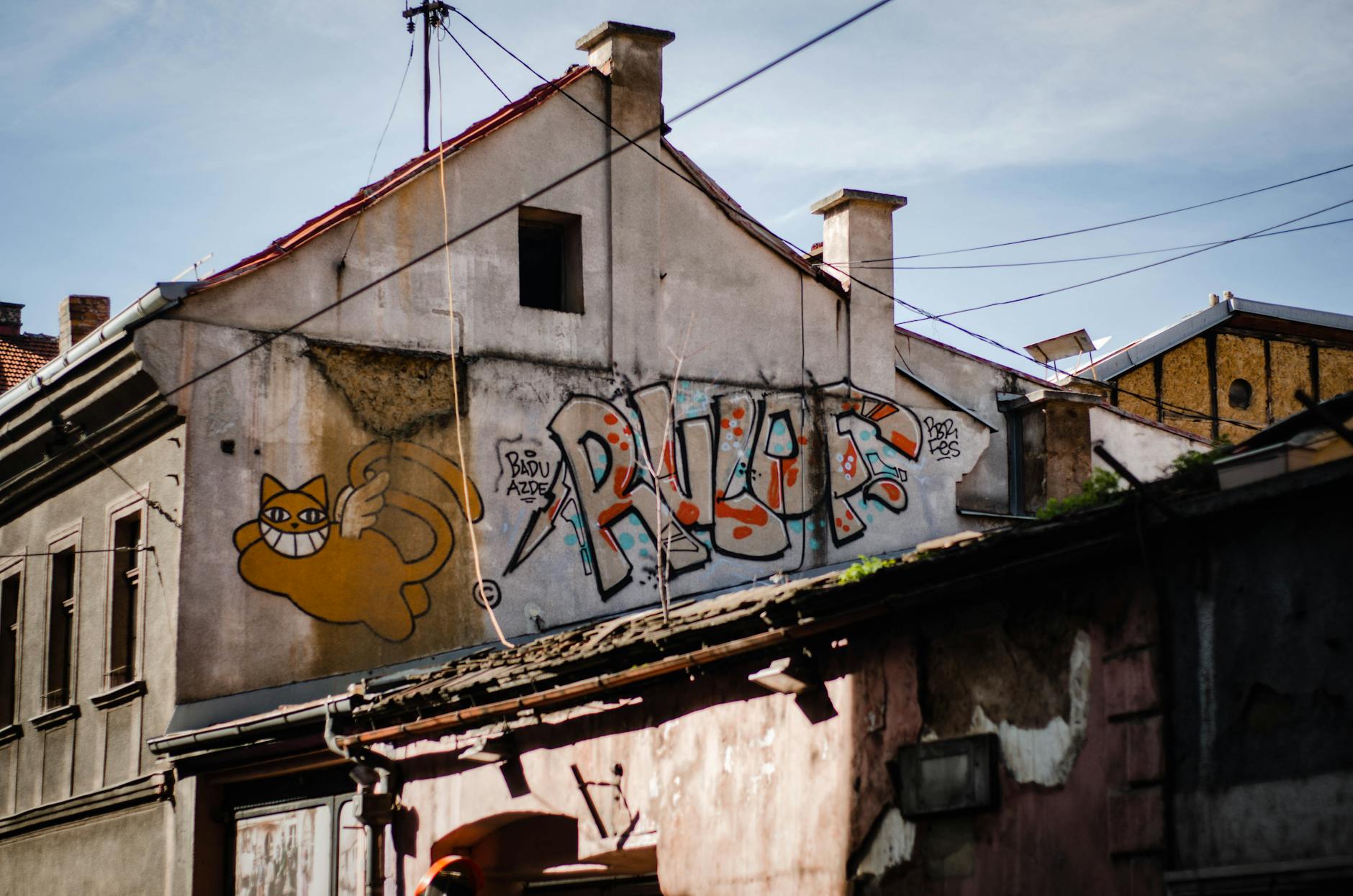 Łódź zmaga się z problemem graffiti i wandalizmu na ścianach budynków, podczas gdy pod ziemią kamery monitorują stan kanałów.