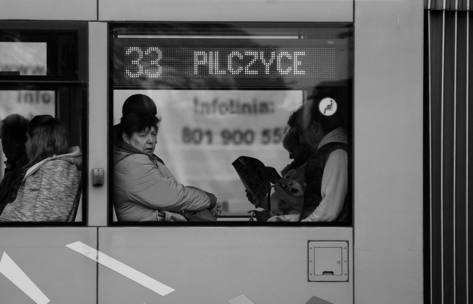 Porzucony wrak samochodu na płatnym parkingu przy ulicy Wigury w Łodzi, symbol problemów transportowych