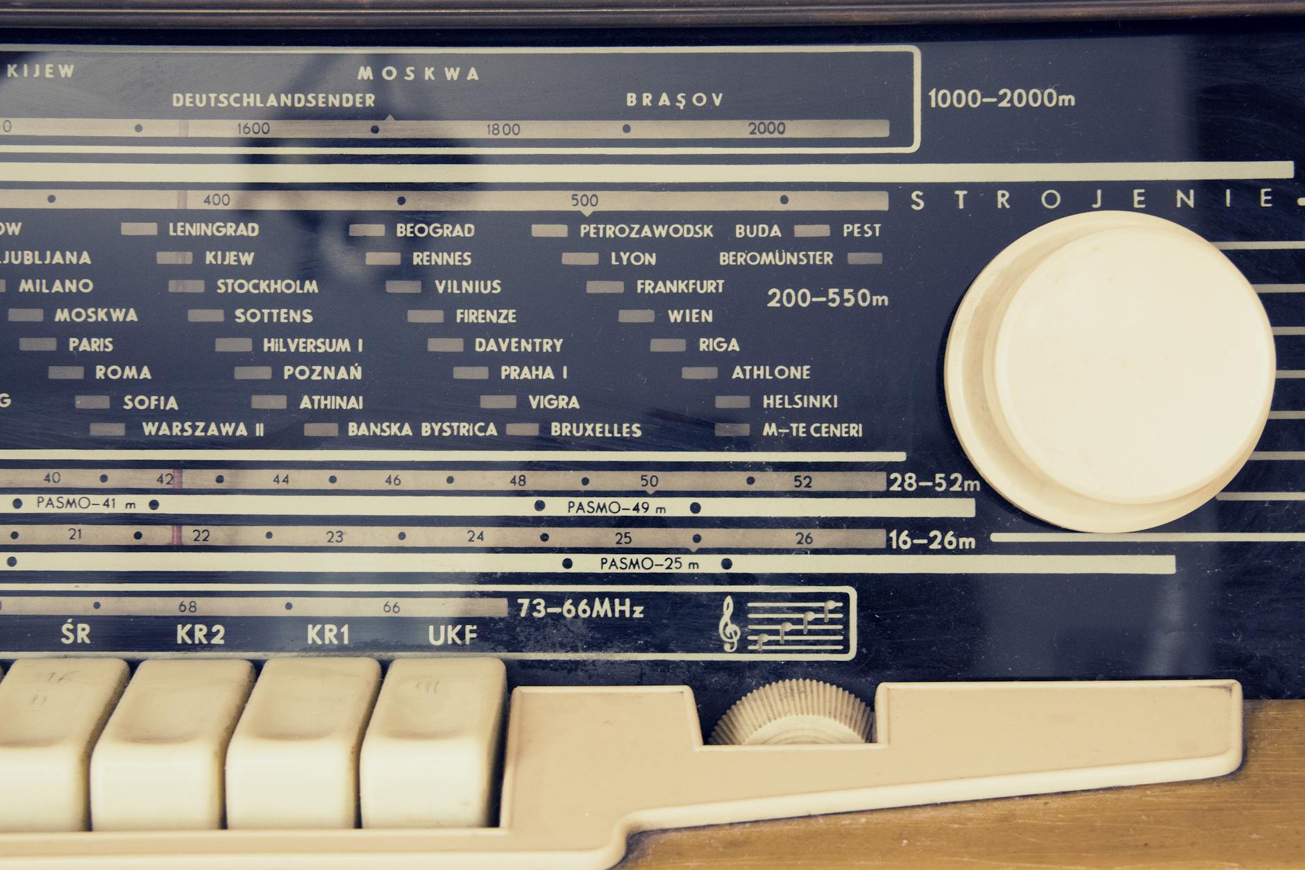 Uczestnicy Nocy Muzeów w Radiu Łódź zwiedzają studio radiowe i poznają sekrety anteny.