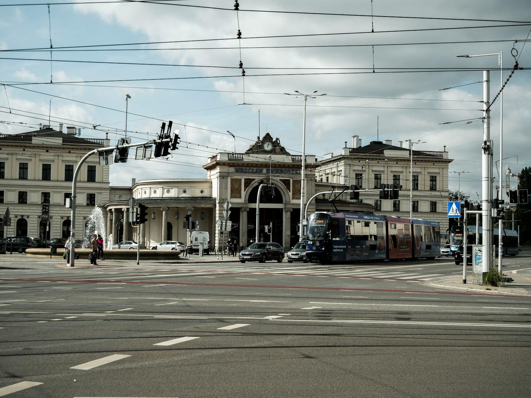 Ulica w Łodzi po zakończeniu remontu, droga jest przejezdna dla ruchu pojazdów