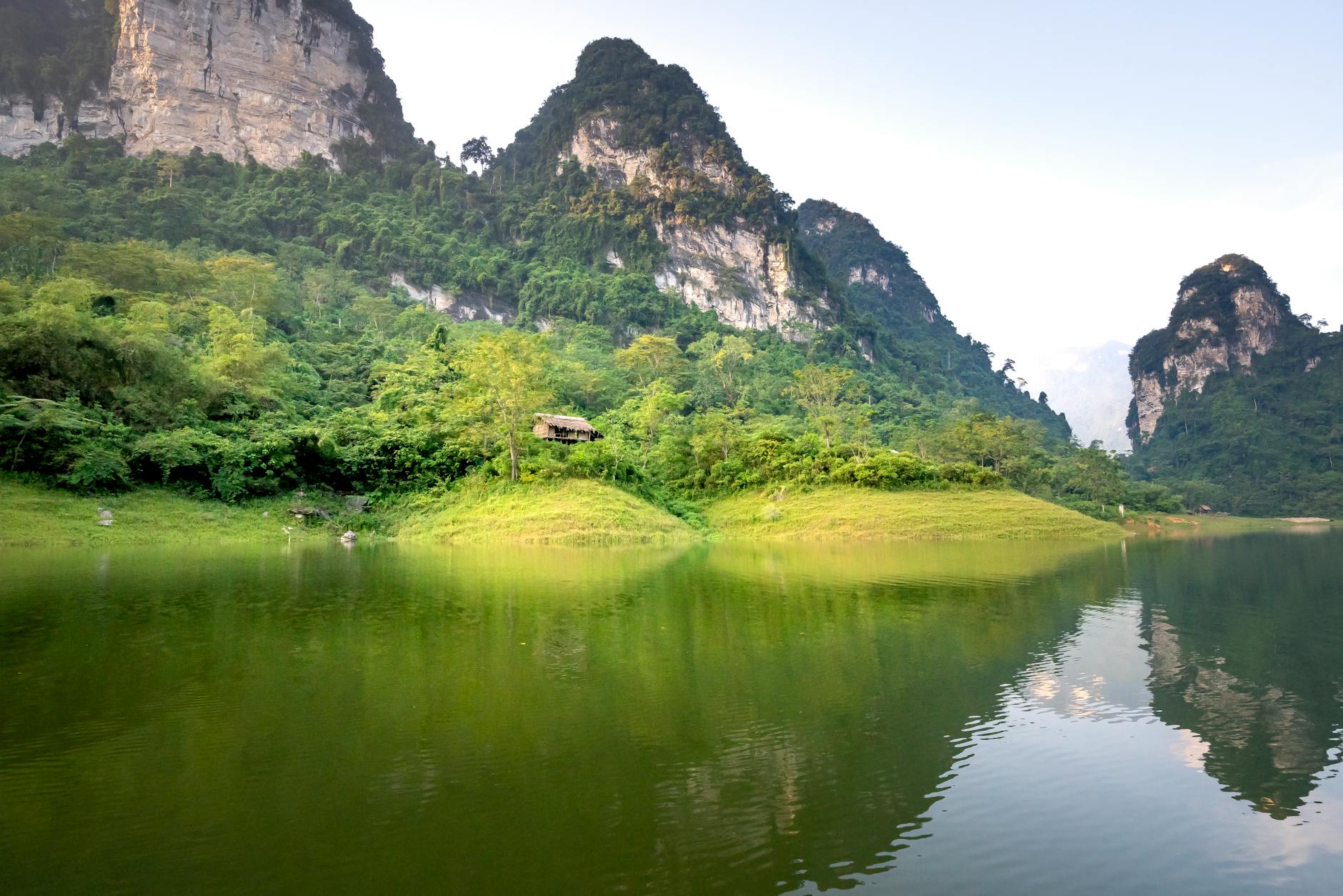 Mapa województwa łódzkiego z ikonami symbolizującymi innowacje na wsi i wsparcie LGD